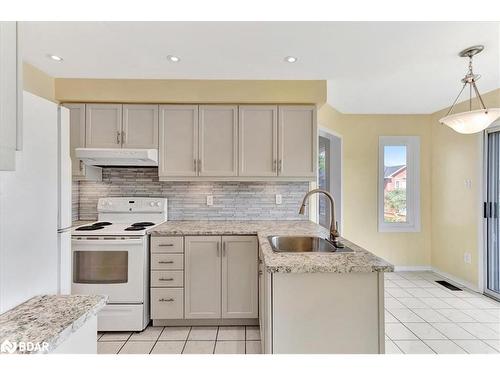 41 Macmillan Crescent, Barrie, ON - Indoor Photo Showing Kitchen