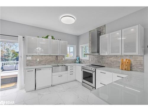 2053 Wilson Street, Innisfil, ON - Indoor Photo Showing Kitchen With Upgraded Kitchen