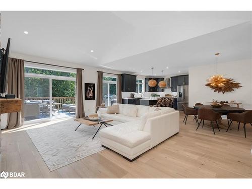 877 Pine Avenue Avenue, Innisfil, ON - Indoor Photo Showing Living Room