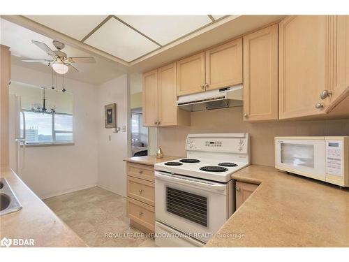 1212-121 Ling Road, Toronto, ON - Indoor Photo Showing Kitchen