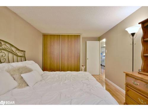 35 Shaw Crescent, Barrie, ON - Indoor Photo Showing Bedroom