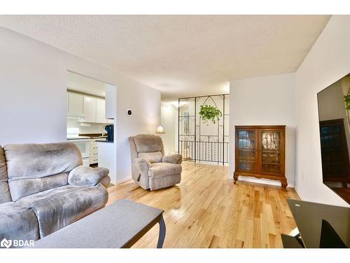 35 Shaw Crescent, Barrie, ON - Indoor Photo Showing Living Room