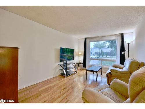 35 Shaw Crescent, Barrie, ON - Indoor Photo Showing Living Room