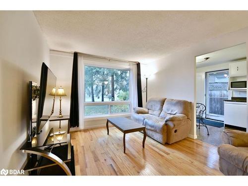 35 Shaw Crescent, Barrie, ON - Indoor Photo Showing Living Room