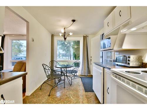 35 Shaw Crescent, Barrie, ON - Indoor Photo Showing Kitchen