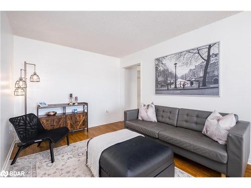 19-120 D'Ambrosio Drive, Barrie, ON - Indoor Photo Showing Living Room