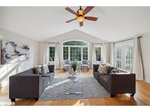 121 Riverglen Drive, Keswick, ON - Indoor Photo Showing Living Room