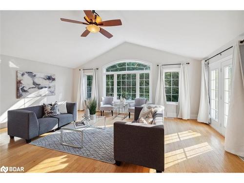 121 Riverglen Drive, Keswick, ON - Indoor Photo Showing Living Room