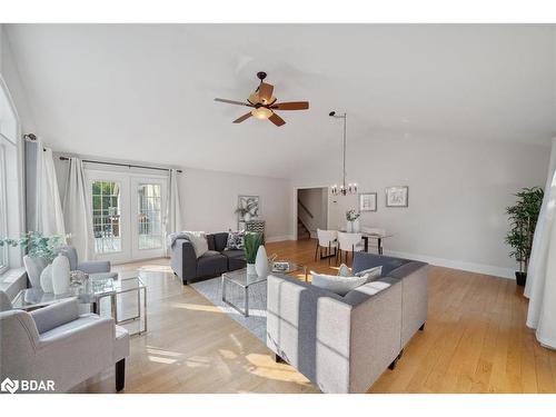 121 Riverglen Drive, Keswick, ON - Indoor Photo Showing Living Room