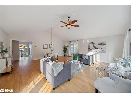 121 Riverglen Drive, Keswick, ON - Indoor Photo Showing Living Room