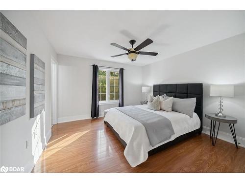 121 Riverglen Drive, Keswick, ON - Indoor Photo Showing Bedroom