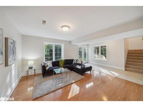 121 Riverglen Drive, Keswick, ON - Indoor Photo Showing Living Room