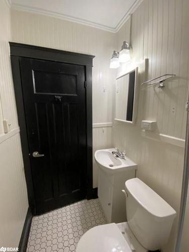 2 Hyde Park Avenue, Hamilton, ON - Indoor Photo Showing Bathroom