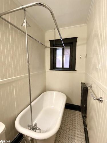 2 Hyde Park Avenue, Hamilton, ON - Indoor Photo Showing Bathroom