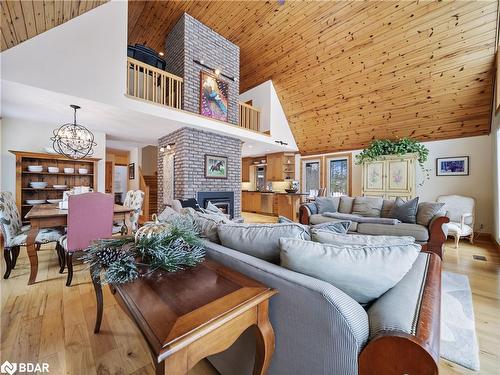 983 Bass Lake Sideroad E, Oro-Medonte, ON - Indoor Photo Showing Living Room