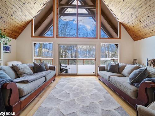 983 Bass Lake Sideroad E, Oro-Medonte, ON - Indoor Photo Showing Living Room