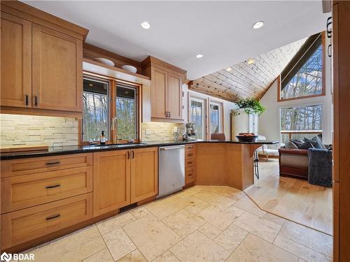 983 Bass Lake Sideroad E, Oro-Medonte, ON - Indoor Photo Showing Kitchen