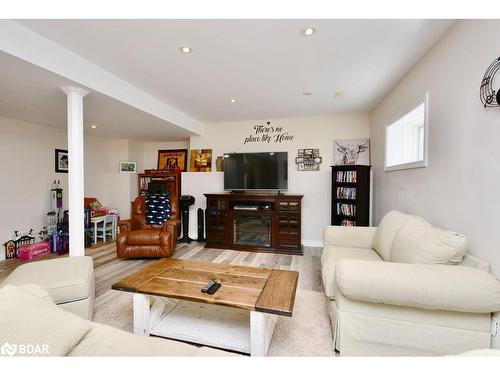 8 Nadia Crescent, Tiny, ON - Indoor Photo Showing Living Room