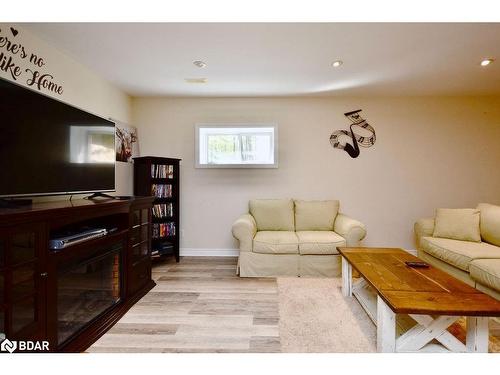 8 Nadia Crescent, Tiny, ON - Indoor Photo Showing Living Room