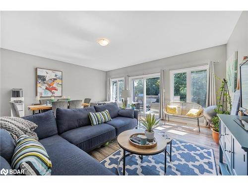 347 Blake Street, Barrie, ON - Indoor Photo Showing Living Room