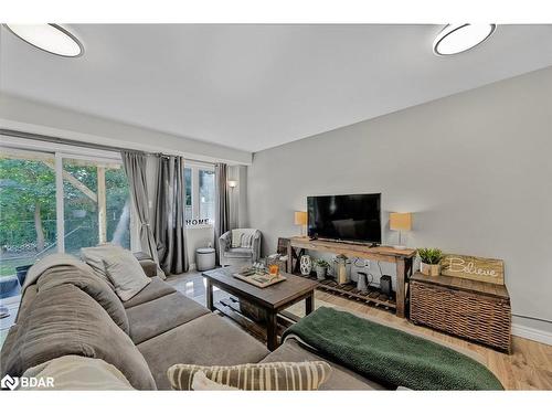 347 Blake Street, Barrie, ON - Indoor Photo Showing Living Room