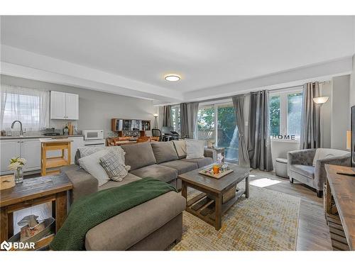 347 Blake Street, Barrie, ON - Indoor Photo Showing Living Room