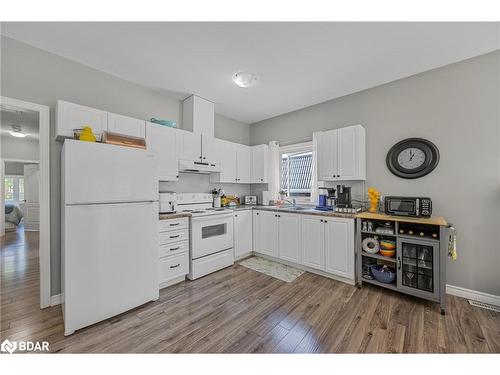 347 Blake Street, Barrie, ON - Indoor Photo Showing Kitchen