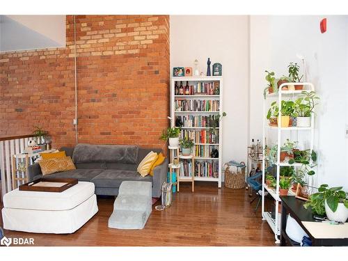 213-200 Stinson Street, Hamilton, ON - Indoor Photo Showing Living Room