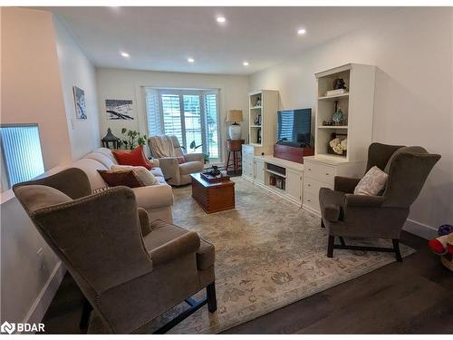 211 Sunset Crescent, Stroud, ON - Indoor Photo Showing Living Room