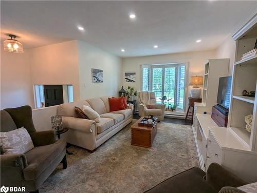 211 Sunset Crescent, Stroud, ON - Indoor Photo Showing Living Room