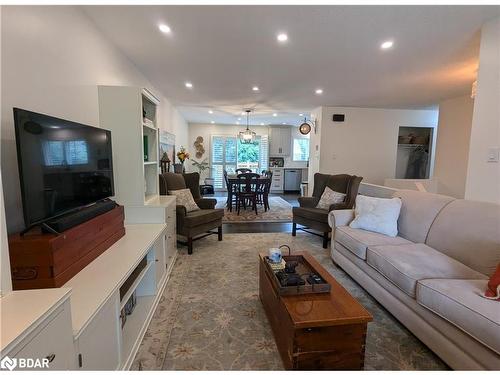 211 Sunset Crescent, Stroud, ON - Indoor Photo Showing Living Room