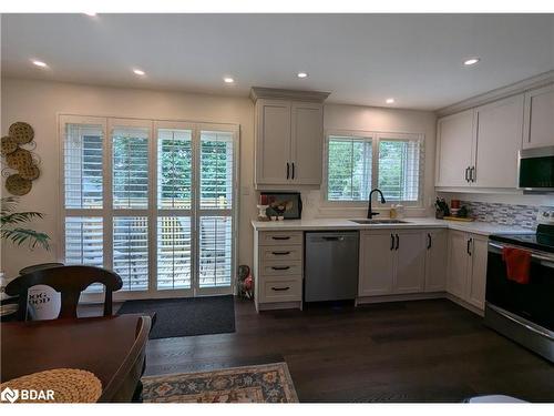 211 Sunset Crescent, Stroud, ON - Indoor Photo Showing Kitchen