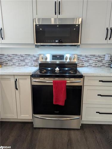 211 Sunset Crescent, Stroud, ON - Indoor Photo Showing Kitchen