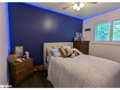 211 Sunset Crescent, Stroud, ON - Indoor Photo Showing Bedroom