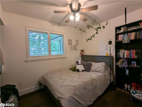 211 Sunset Crescent, Stroud, ON - Indoor Photo Showing Bedroom