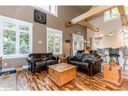 5 Dale Court, Oro-Medonte, ON - Indoor Photo Showing Living Room