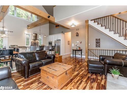 5 Dale Court, Oro-Medonte, ON - Indoor Photo Showing Living Room