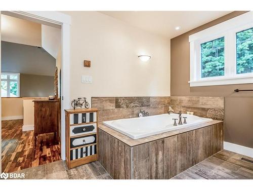 5 Dale Court, Oro-Medonte, ON - Indoor Photo Showing Bathroom