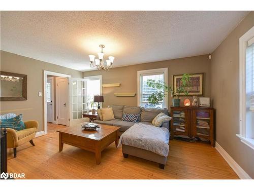 188 Nottawasaga Street, Orillia, ON - Indoor Photo Showing Living Room