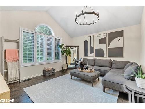 25 Silver Court, Hamilton, ON - Indoor Photo Showing Living Room