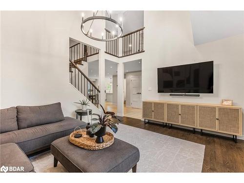 25 Silver Court, Hamilton, ON - Indoor Photo Showing Living Room