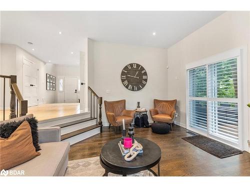 25 Silver Court, Hamilton, ON - Indoor Photo Showing Living Room