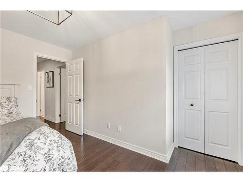 25 Silver Court, Hamilton, ON - Indoor Photo Showing Bedroom