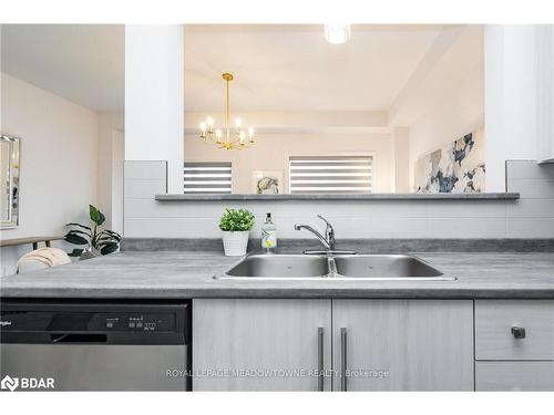 25 Elsegood Drive, Guelph, ON - Indoor Photo Showing Kitchen With Double Sink