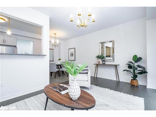 25 Elsegood Drive, Guelph, ON - Indoor Photo Showing Living Room