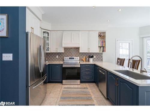 28 Camelot Square, Barrie, ON - Indoor Photo Showing Kitchen