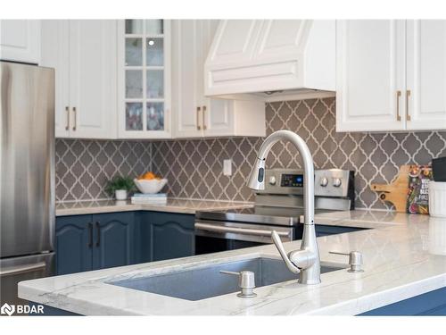 28 Camelot Square, Barrie, ON - Indoor Photo Showing Kitchen With Double Sink With Upgraded Kitchen