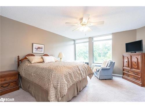 801-181 Collier Street, Barrie, ON - Indoor Photo Showing Bedroom