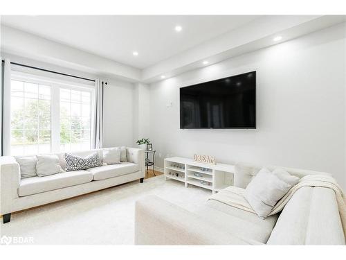 13313 Bathurst Street, Richmond Hill, ON - Indoor Photo Showing Living Room