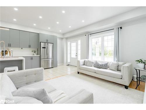 13313 Bathurst Street, Richmond Hill, ON - Indoor Photo Showing Living Room